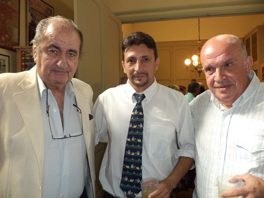 En la entrega de premios, Ernesto Cornejo Saravia, el ganador Miguel Corvalán Singh y Héctor Sanjuas (fotoCVF)